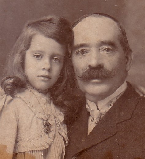 Theodoro Marinho com a sua neta Branca ao colo